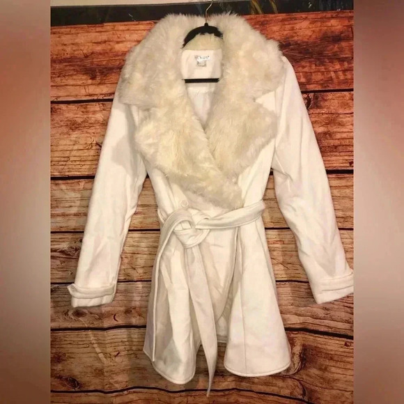 ❄️🐩White / Cream Faux Fur coat🐩❄️ - Picture 6 of 10